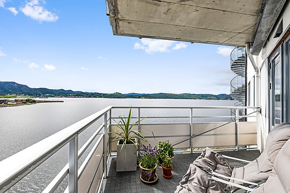 Flott utsikt utover fjorden og deler av byen