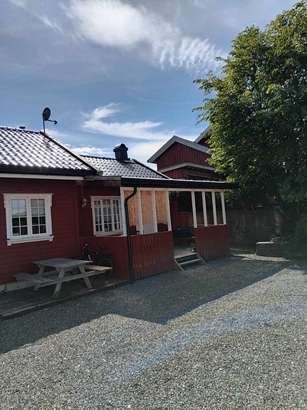 Inngangsparti med biloppstillingsplass.