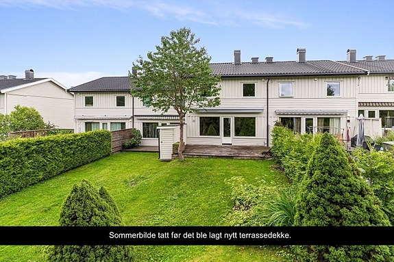 Fantastisk og privat uteplass. Bildet tatt sommeren 2025, før terrassedekket ble skiftet.