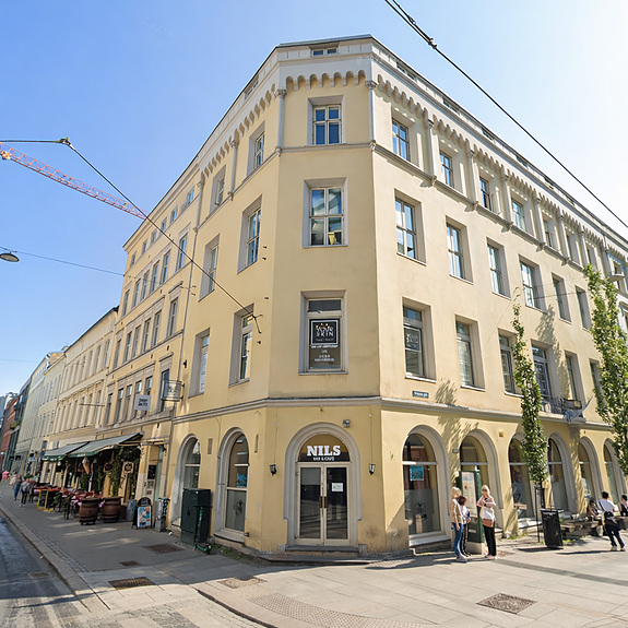 Historisk hjørnegård i Kvadraturen, få minutter fra Karl Johans gate og Bjørvika/Oslo S, oppført i 1894 etter tegninger av Henrik Nissen.