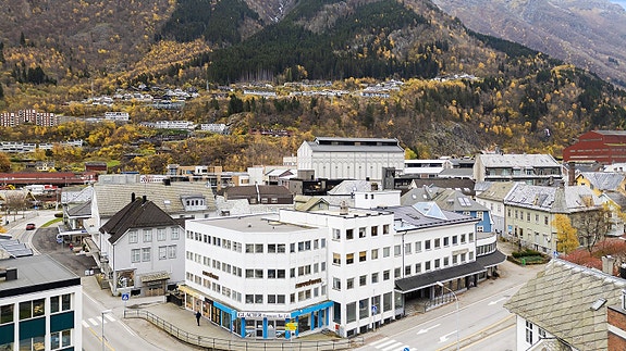 Sentral og profilert forretningsbygg i Odda sentrum til salgs