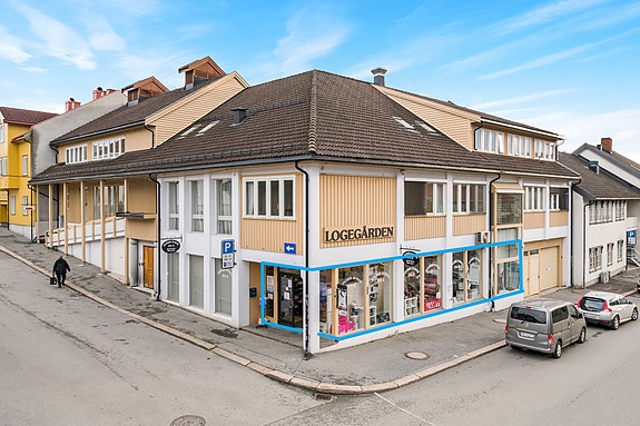 Kirkegata 9 - gode vindusflater ut mot gate.