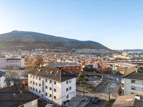 Velkommen til Birkeveien 1! - Et sentralt næringslokale på gateplan, presentert av Pål Kristian Fogge v/ Eiendomsmegler Norge.