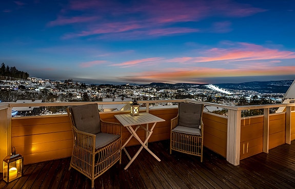 Velkommen til Toppåsveien 50, presentert av Marius Stormfelt v/ Aktiv Eiendomsmegling Bærum.
Fotograf: Håvard Daae Ronglien.