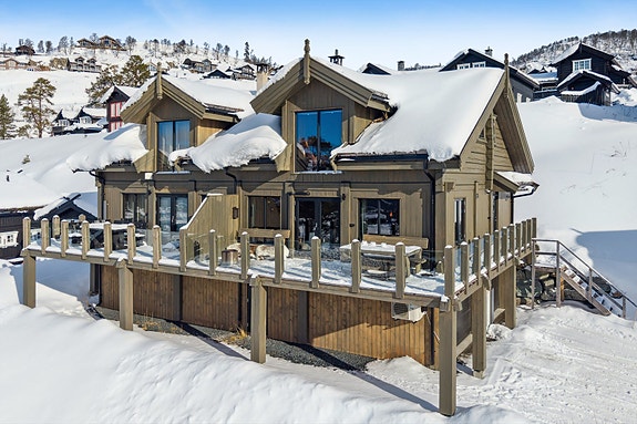 Holtardbakken 24D - din private fjell-lodge med solrik og panoramautsikt mot Raulandsfjell. Jeanette A Eriksrød i DNB Eiendom har gleden av å ønske deg velkommen til visning.