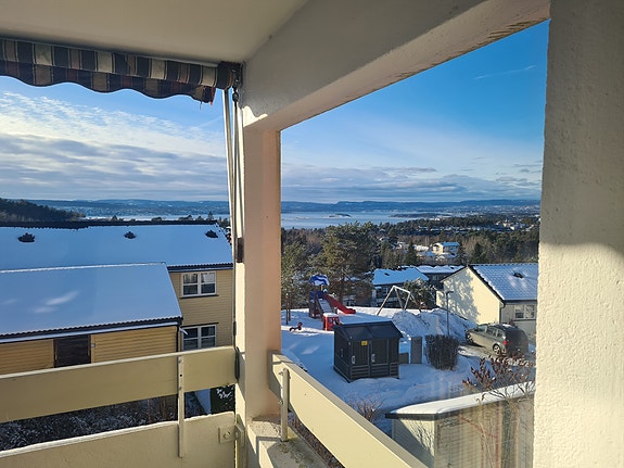 Velkommen til Asperudåsen 46! Flott beliggende leilighet med fantastisk utsikt over Oslofjorden/Bunnefjorden, Nesodden, Oslo, m.m.