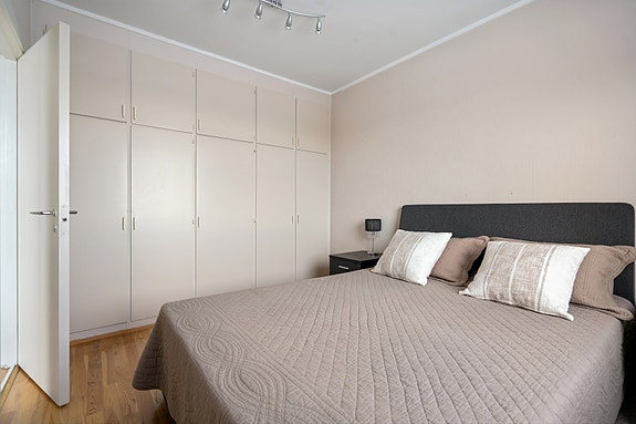 Soverom 1 har plassbygget garderobe som gir rikelig med oppbevaring