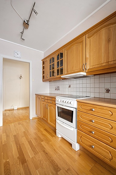 Med mye skapplass og generøse benkeflater er kjøkkenet både funksjonelt og brukervennlig