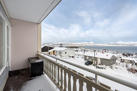 Innbydende balkong med plass til møbler og oppbevaring. Se for deg å nyte solrike sommerdager med denne utsikten!