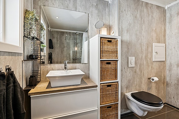 Boligens baderom er pent oppusset i 2014 og holder god standard, legg merke til rør-i-rør-system montert på veggen.