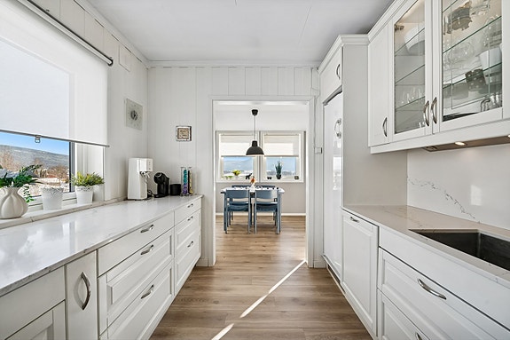 Kjøkkeninnredning fra Epoq med profilerte fronter og benkeplate i stein / kompositt.