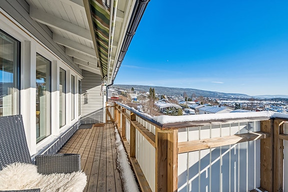 Boligen har en romslig og trivelig terrasse på hele 16 kvm. med utsikt over Solbergelva mot Drammen!