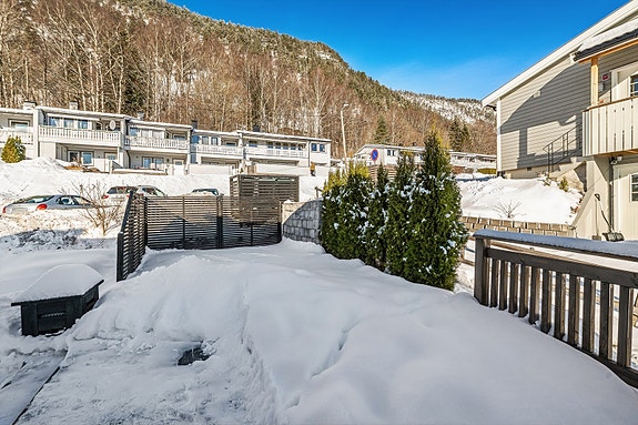 Boligen har svært flotte uteområder med egen platting og umiddelbar nærhet til marka!
