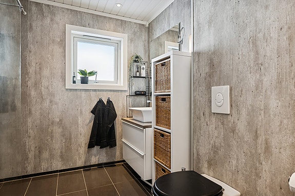 Vegghengt toalett og varmekabler på gulv!