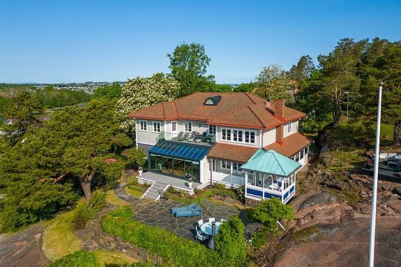 Omgivelsene er idylliske og naturskjønne, med umiddelbar nærhet til sjøen og fin kyststi.