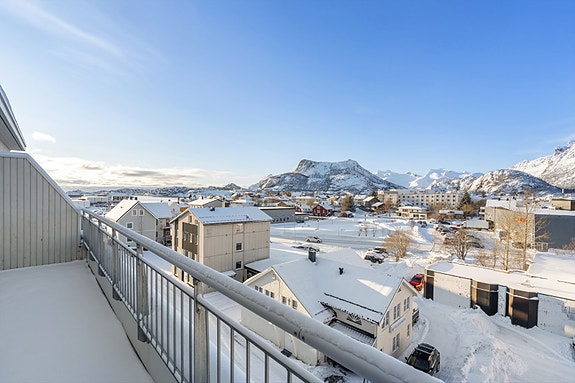 Velkommen til Håkon Kyllingmarks Gate 3! Romslig 3-roms leilighet i sentrum, med nydelig utsikt og stor omkransende balkong på 3 sider.