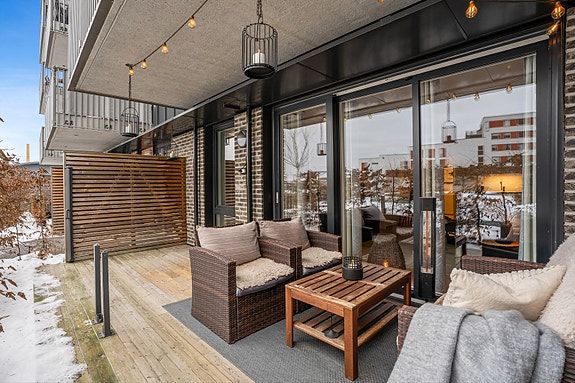 Fra stuen er det utgang til markterrasse. Her er det god plass til å møblere etter eget ønske for å skape den uteplassen du selv ønsker. Videre byr uteplassenpå gode solforhold, så her kan fine dager tilbringes