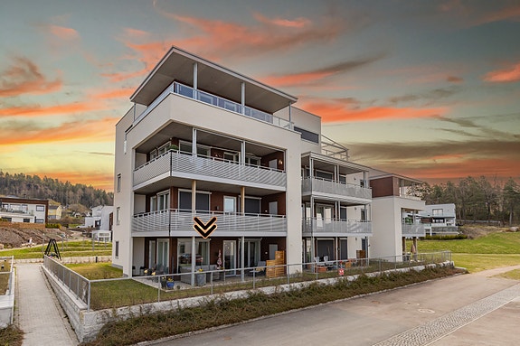 Privatmegleren ved Kristian Haltvik har gleden av å presentere denne delikate 3-romsleiligheten fra 2020, i andre rekke mot fjorden, med stor terrasseplatting, garasjeplass og vannbåren gulvvarme.