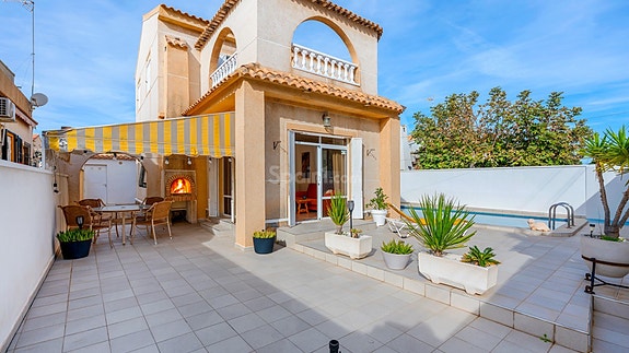 Villa med 4 soverom | Privat basseng | Sørvendt tomt og gode uteområder