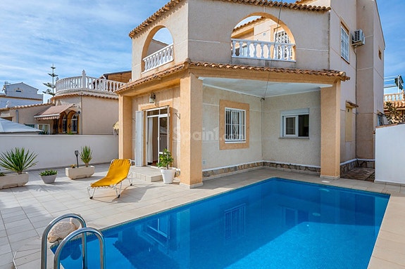 Villa med 4 soverom | Privat basseng | Sørvendt tomt og gode uteområder