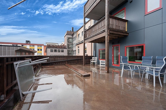 Felles altan med god plass til møblering i flere soner.