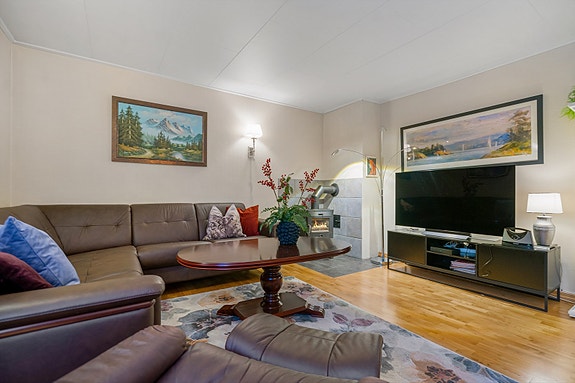 Leiligheten har vedfyring som gir en lun varme på kalde dager.