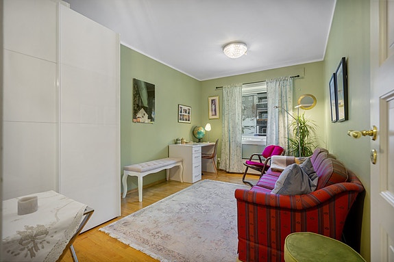 Soverom 2 har flere bruksmuligheter og inneholder en skyvedørsgarderobe.