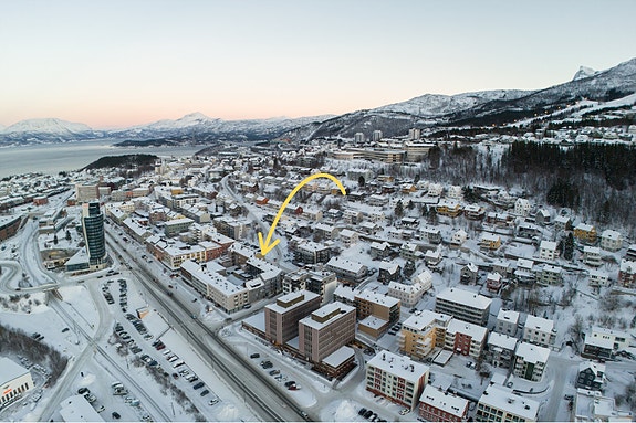 Denne leiligheten har en sentral beliggenhet, med nærhet til kjøpesenter, skole, universitet og friluftsområde.