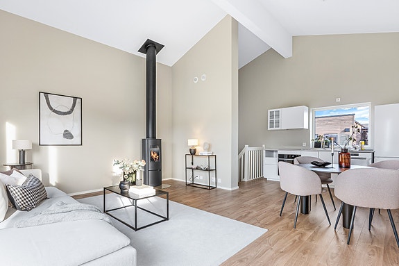 Nyoppført ende i selveier rekkehus med moderne og stilren utforming over to plan og enkel parkering i carport.