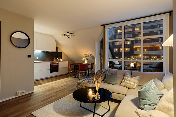 Velkommen til Øvre Møllenberg gate 65A og en nydelig 2-roms toppleilighet! (Foto: Max Stenberg - Grattis foto)