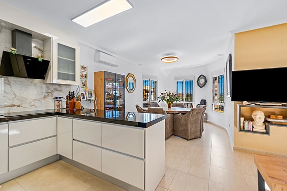 Villa med 3 soverom | Terrasse og hage | Felles basseng i El Raso | Møblert