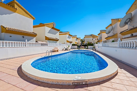 Villa med 3 soverom | Terrasse og hage | Felles basseng i El Raso | Møblert