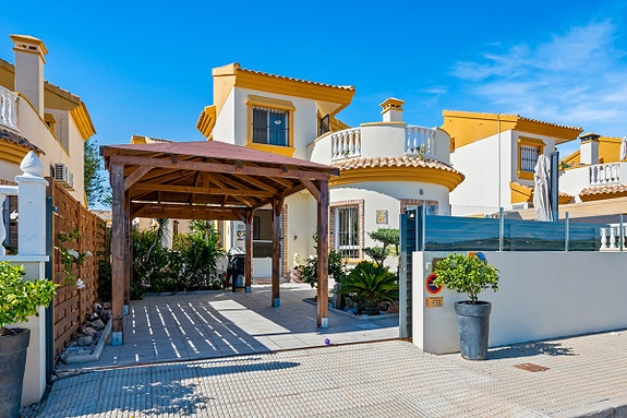 Villa med 3 soverom | Terrasse og hage | Felles basseng i El Raso | Møblert