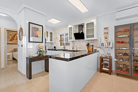 Villa med 3 soverom | Terrasse og hage | Felles basseng i El Raso | Møblert