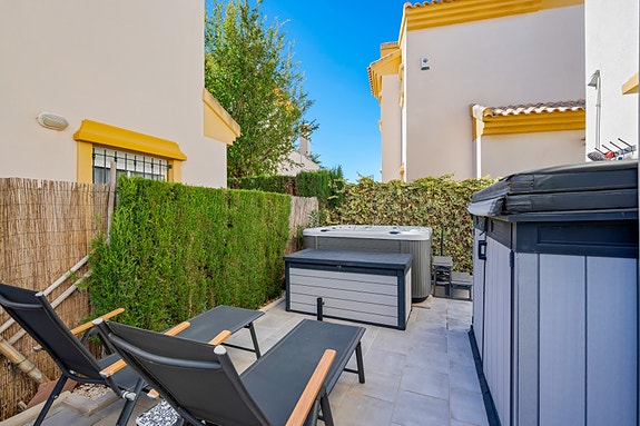 Villa med 3 soverom | Terrasse og hage | Felles basseng i El Raso | Møblert