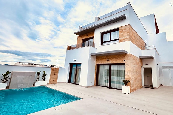 Villa med 3 soverom og 3 bad | Privat basseng og takterrasse | Nybygg i Benijófar