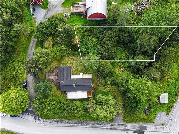 Tomt beliggende i attraktivt boligområde. Tomtegrensen kan avvike fra illustrasjonen. Foto: Mamor boligstyling og foto