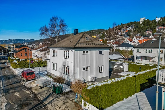 Gustav Waal og Eiendomsmegler 1 Dahl Drammen ønsker velkommen til Hamborggata 18! Fotograf: Knipzet v/ Haiman Askari.