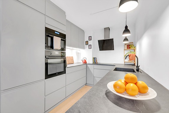 Velkommen til Kristins vei 24.
Kjøkkenet har et stilrent design med slette fronter og integrerte hvitevarer. Her er det rikelig med skap- og benkeplass.