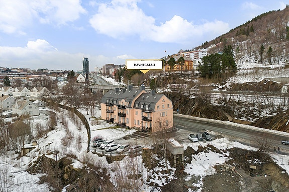 Leiligheten disponerer en parkeringsplass like ved inngangen