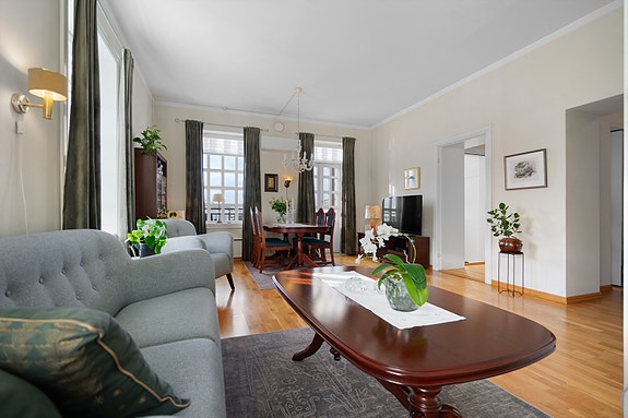 Fra stue er det utgang til balkong. Sjekk denne takhøyden og de store vindusflatene