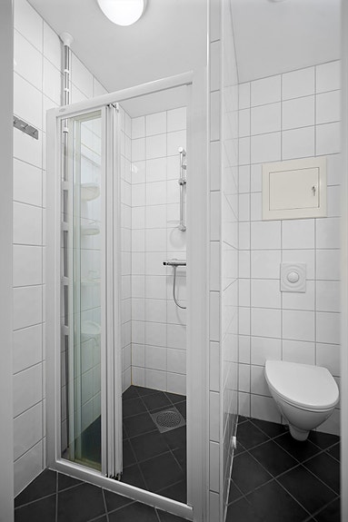 Badet ligger i praktisk nærhet til de to soverommene