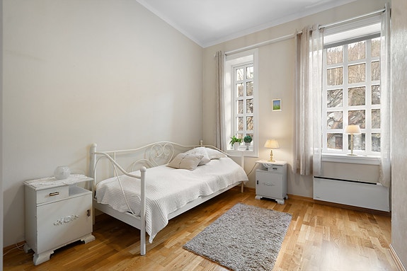 Soverom 2 i 1. etasje har god plass til soveromsmøbler