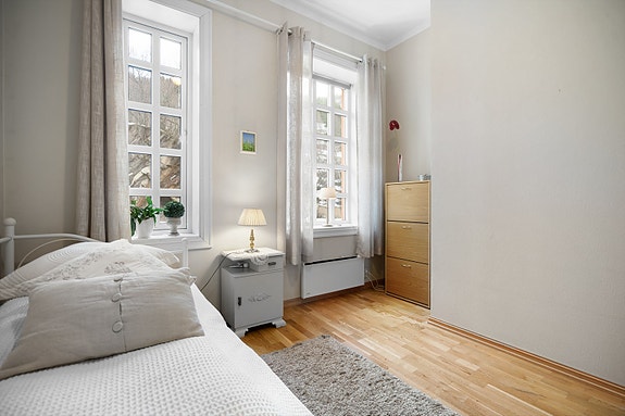 Leiligheten har 3 soverom, stue, kjøkken, to bad, kjellerstue og boder