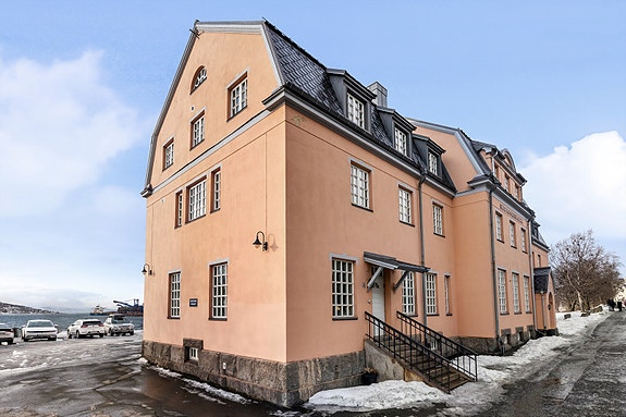 Beliggenheten er sentral med gangavstand til sentrum