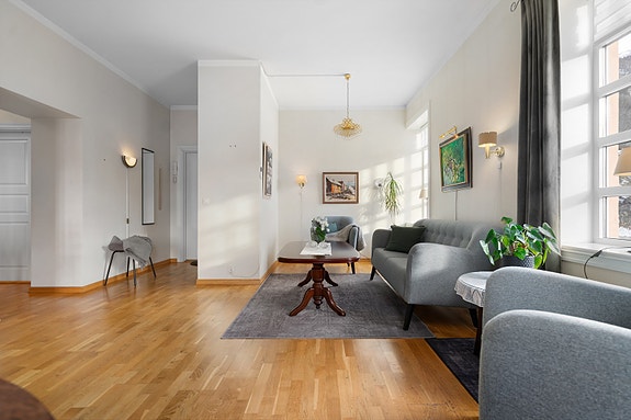 Leiligheten strekker seg over to plan og er innholdsrik