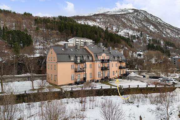 Ønsker du en enkel leilighet med god plass, lettvint adkomst, parkering og gangavstand til sentrum? Da må du ta en titt på denne leiligheten!