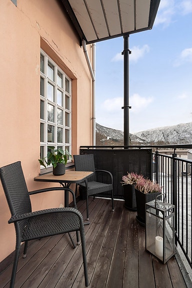 Balkong med plass til utemøbler