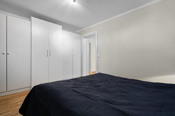 Rikelig med oppbevaring i skap