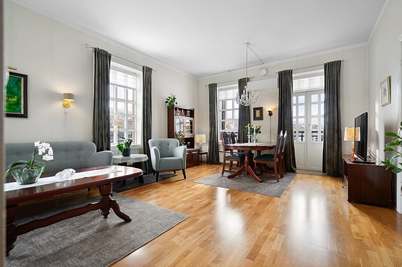 Velkommen inn! Stue med flere møbleringsmuligheter og plass til både sofa og spisebord